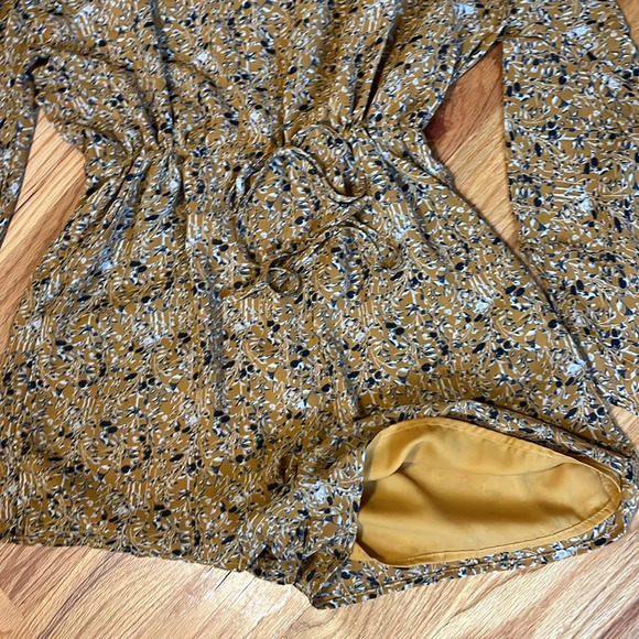 NWOT | LUCCA Couture V-neck Romper | UO | Size Medium - Picture 5 of 10